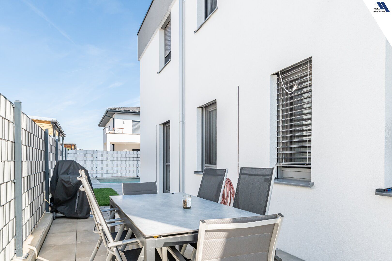 Neuwertige Doppelhaushälfte mit Pool, 3 Stellplätzen und hochwertiger Ausstattung - Vista 4