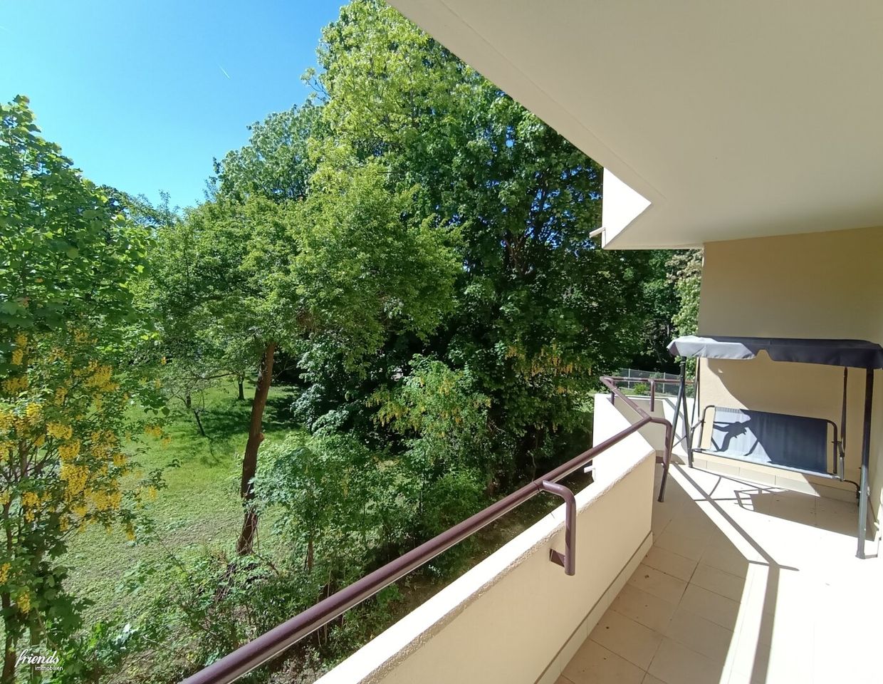Ruhige, große, 3 Zimmer Eigentumswohnung mit Loggia und Grünblick!