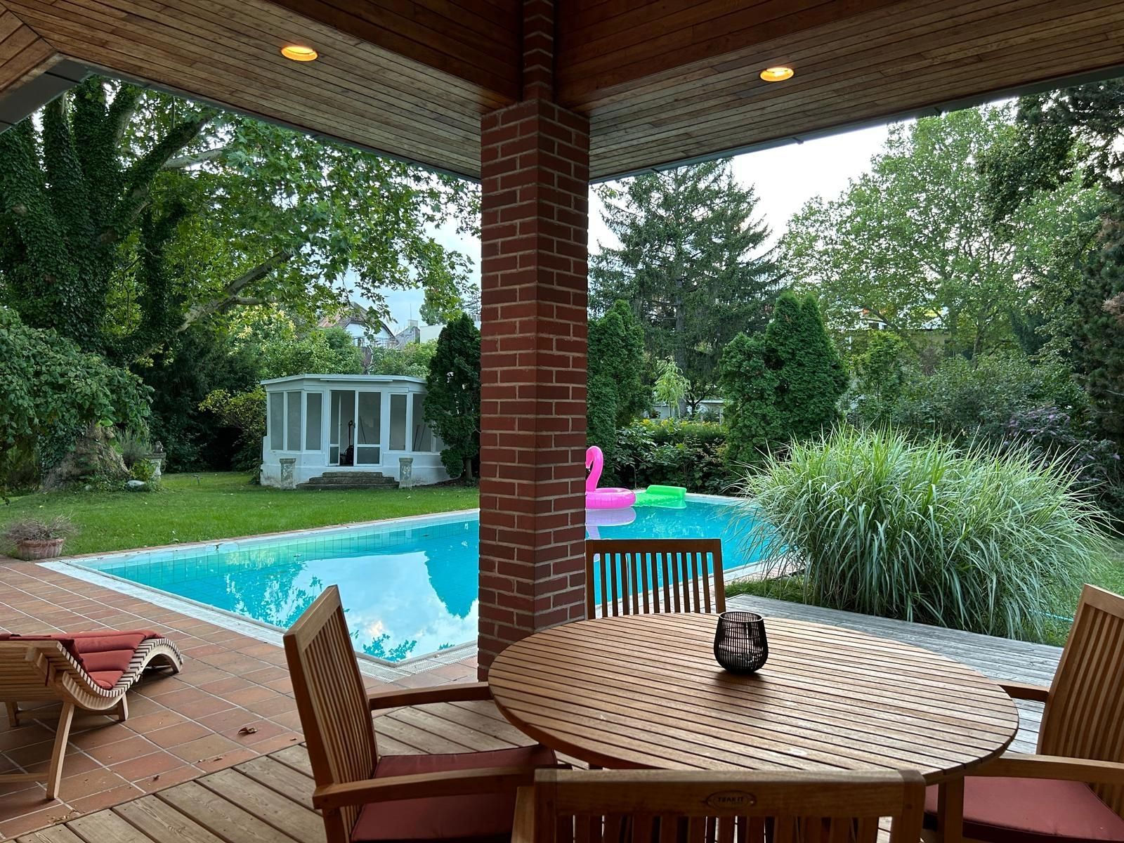 Landhausvilla mit grossem Pool und parkähnlichem Garten in zentraler Villenlage (Provisionsfrei)