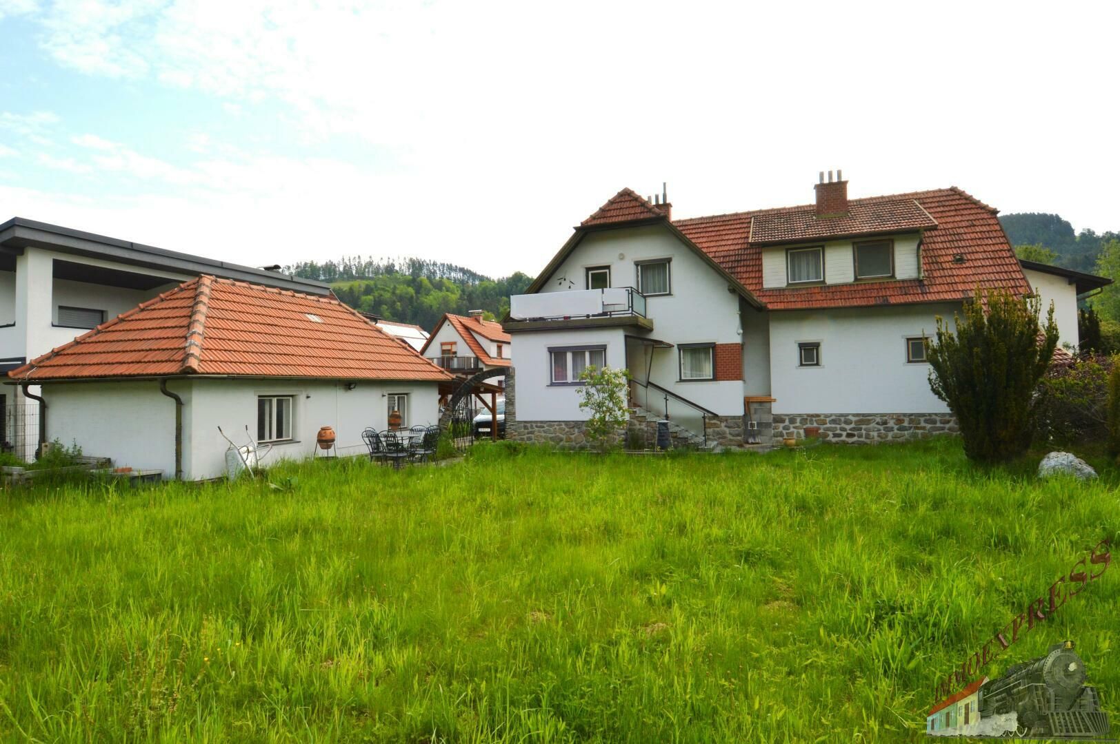 Ein-/ Zweifamilienhaus mit Nebengebäude auf 880 m²
