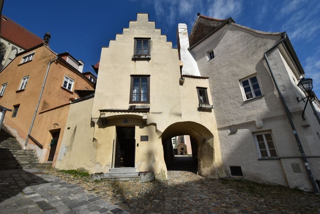 Spätgotischer Bau 15 Jhd im Zentrum Krems, 169m² mit Balkon, Terrasse und 1000 Jahre altem Weinkeller