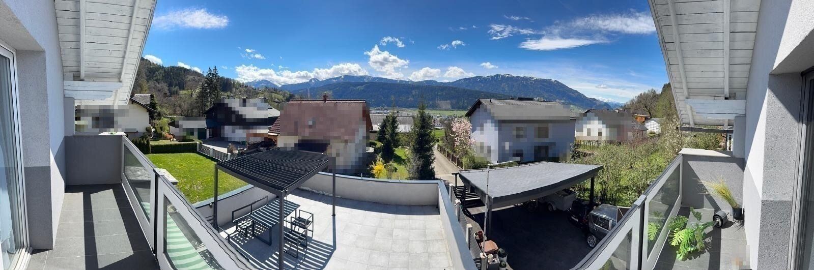 Wohnhaus mit großer süd-westseitigen Terrasse, südseitiger Balkon, Garagen und Carports