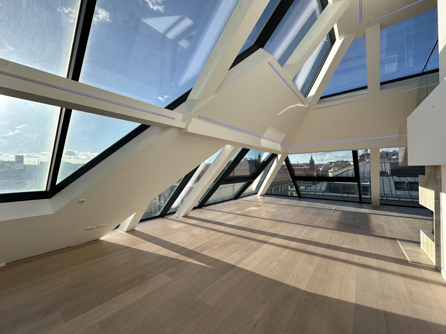 Dachgeschosswohnung mit Pool, Fitnessstudio, Garage und traumhaftem Ausblick - Exklusives Wohnen im historischen Herzen des 1. Bezirks!