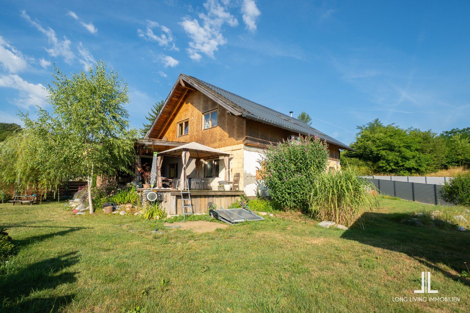 Einfamilienhaus mit großzügigem Garten und großem Potenzial zur finalen Fertigstellung