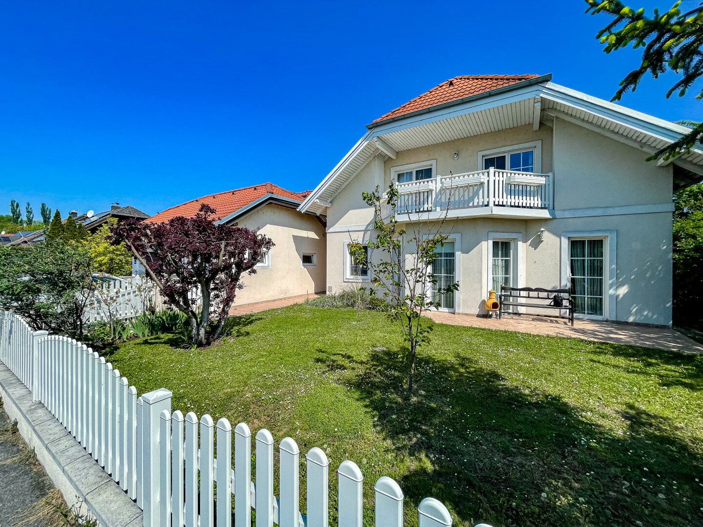 Seenahe Lebensqualität: Stilvolles Einfamilienhaus mit großem Garten