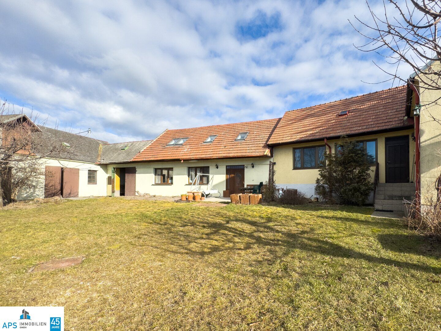 DREIKANTHOF IN ZENTRALER GRÜNLAGE - 1.300 m² Grundfläche - 180 m² Scheunen