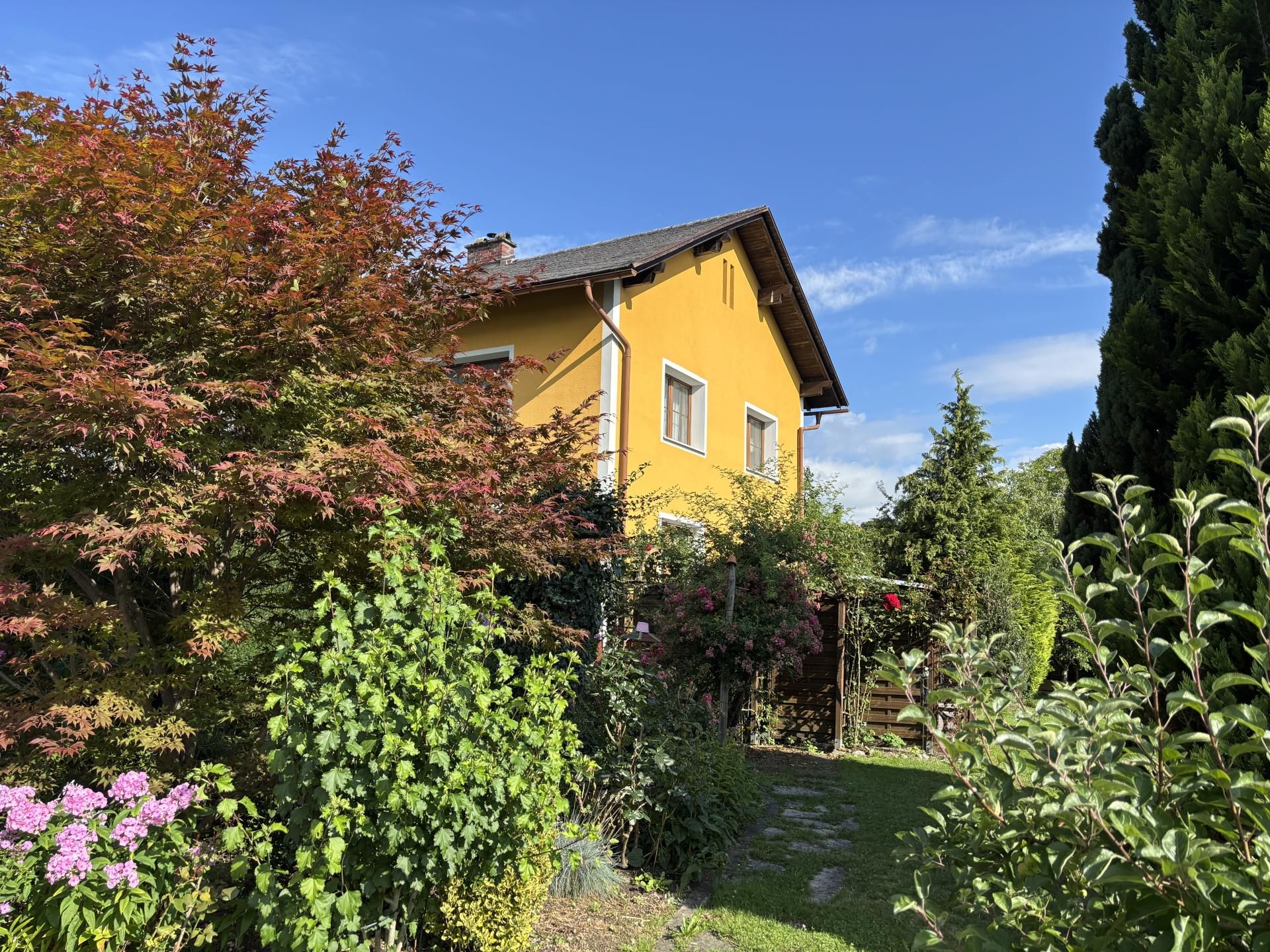 Sehr gepflegtes Zweifamalienhaus mit Widmung 