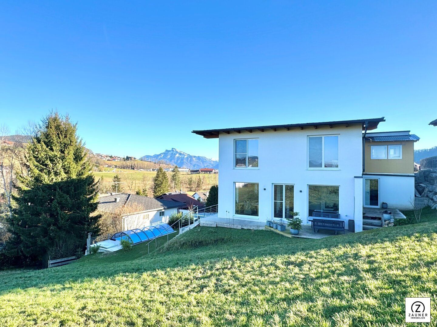 Neuwertiges Einfamilienhaus mit Pool in Mondsee/Tiefgraben