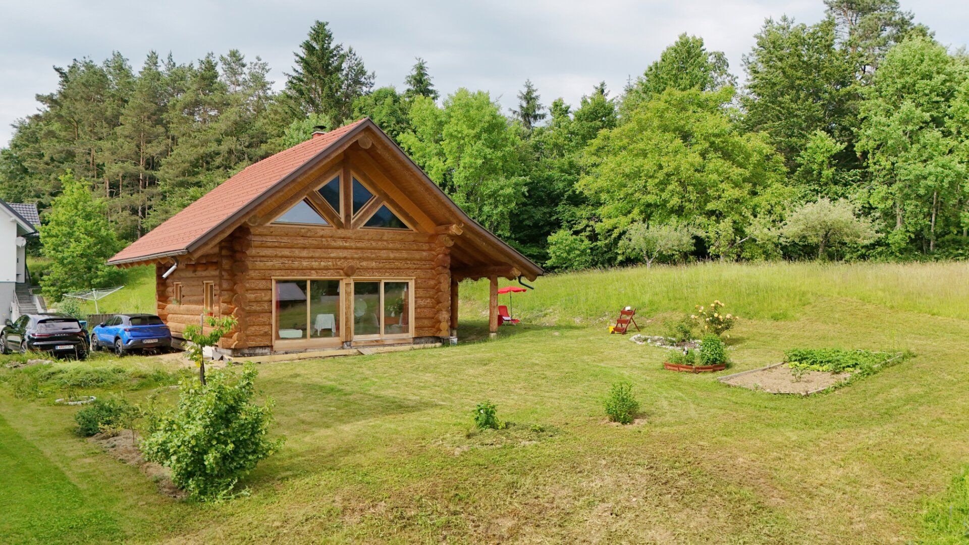 Ein Zuhause mit Charakter - Rundstamm-Vollblockhaus trifft Naturidylle