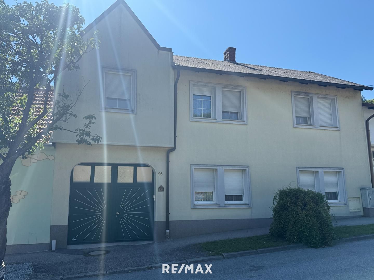 Einfamilienhaus mit Garage & Wintergarten in Ortsrandlage