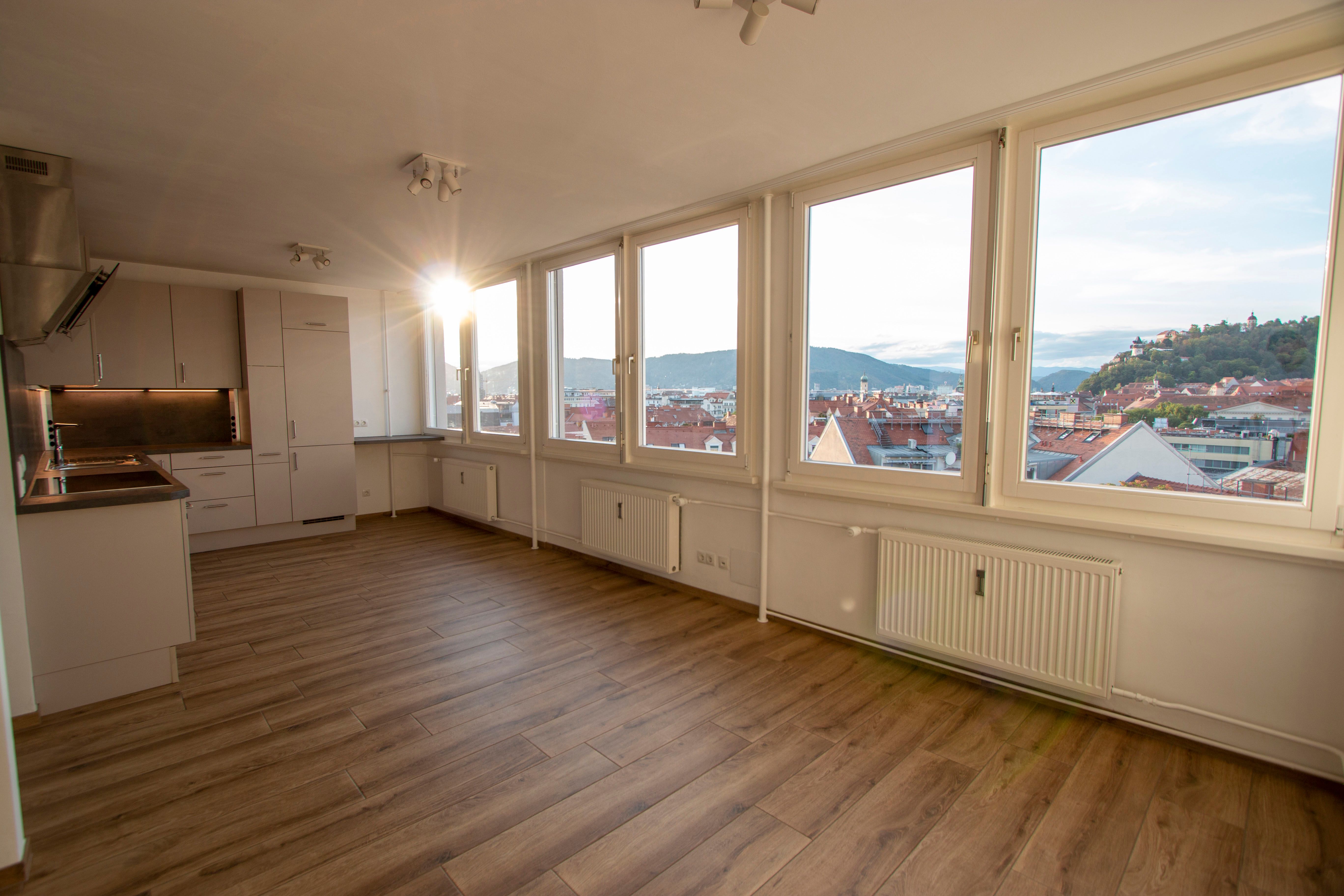 PRIVAT Generalsanierte Wohnung mit Panorama-Schloßbergblick Penthouse-Flair Parkplatz Innere Stadt