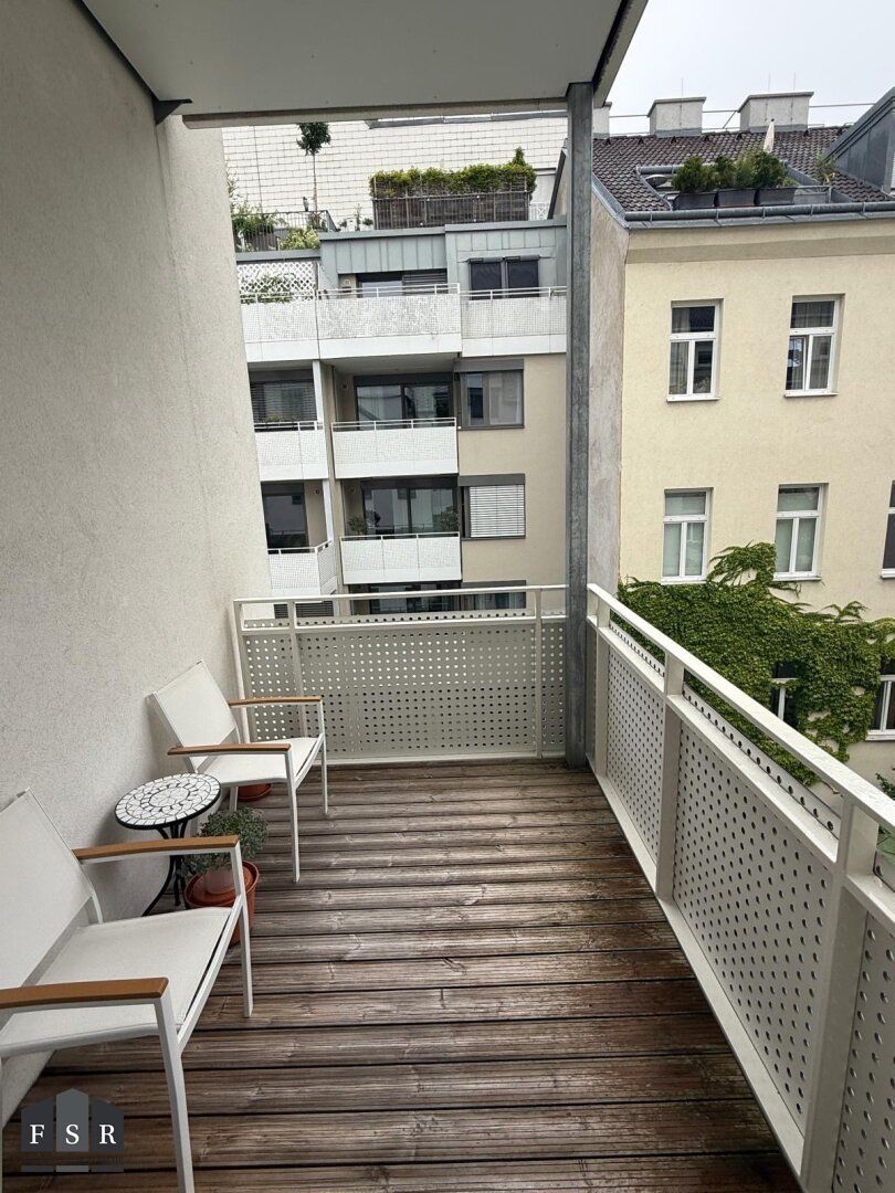 Alles da - Moderne und elegante Altbauwohnung mit Balkon in bester Lage + 1x Garagenplatz und Einbauküche im Preis inkludiert