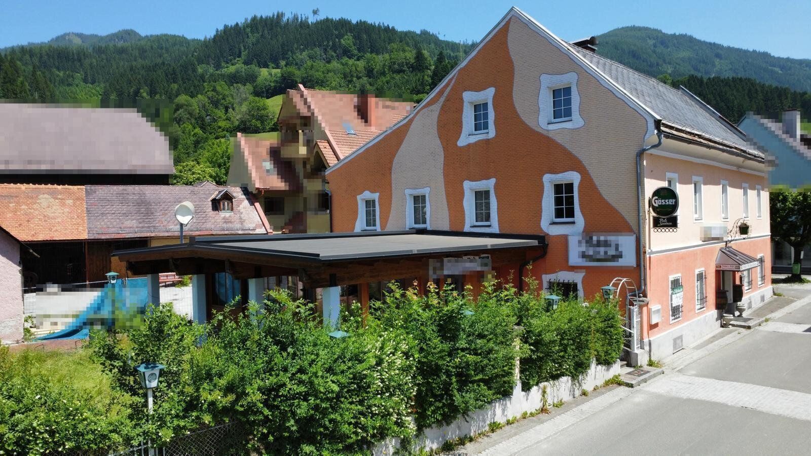 Geschäfts- und Wohnimmobilie mit Nebengebäuden, Parkplätze, Garagen