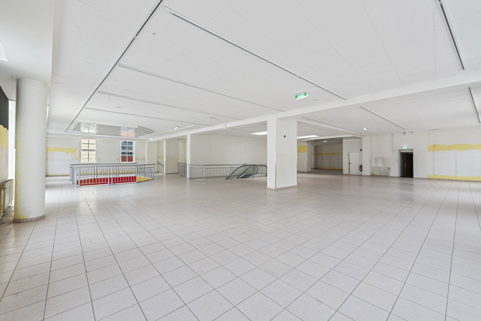 Mach diesen außergewöhnlichen Ort zu deinem! Großzügige Fläche in Bestlage von Wiener Neustadt | Zwei Etagen | Rolltreppe und Lift - Mehr