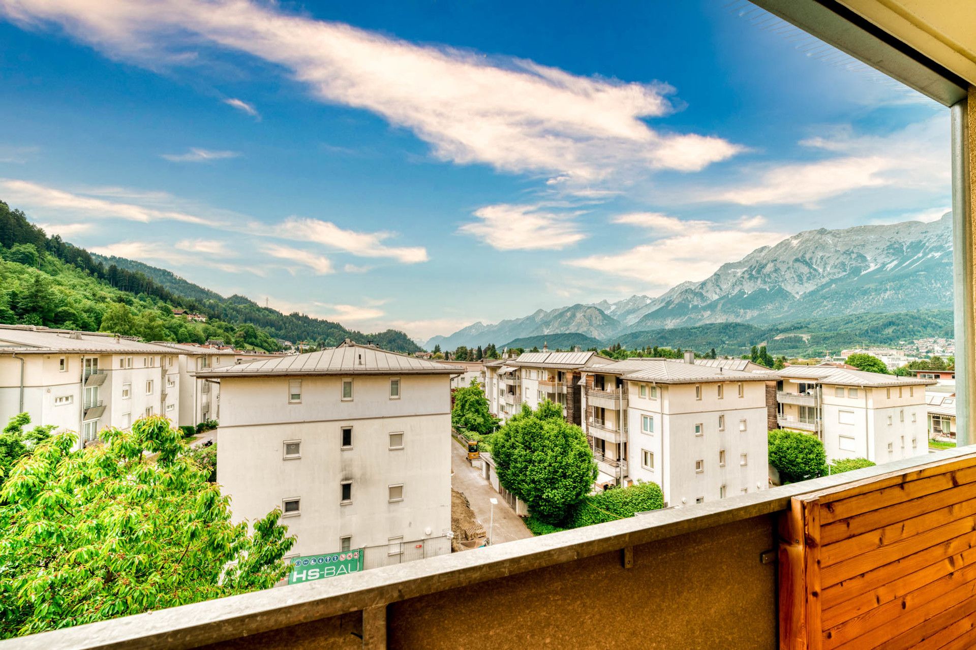 Dachgeschossjuwel in Wattens mit Panoramablick, Balkon & Ofen - geringe Betriebskosten