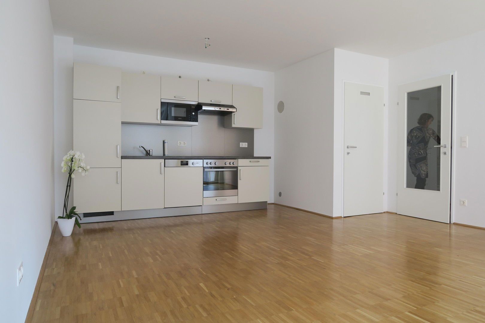 Sonnige 2-Zimmerwohnung, 5. Stock, Balkon Garage. Privatverkauf, kein Makler.