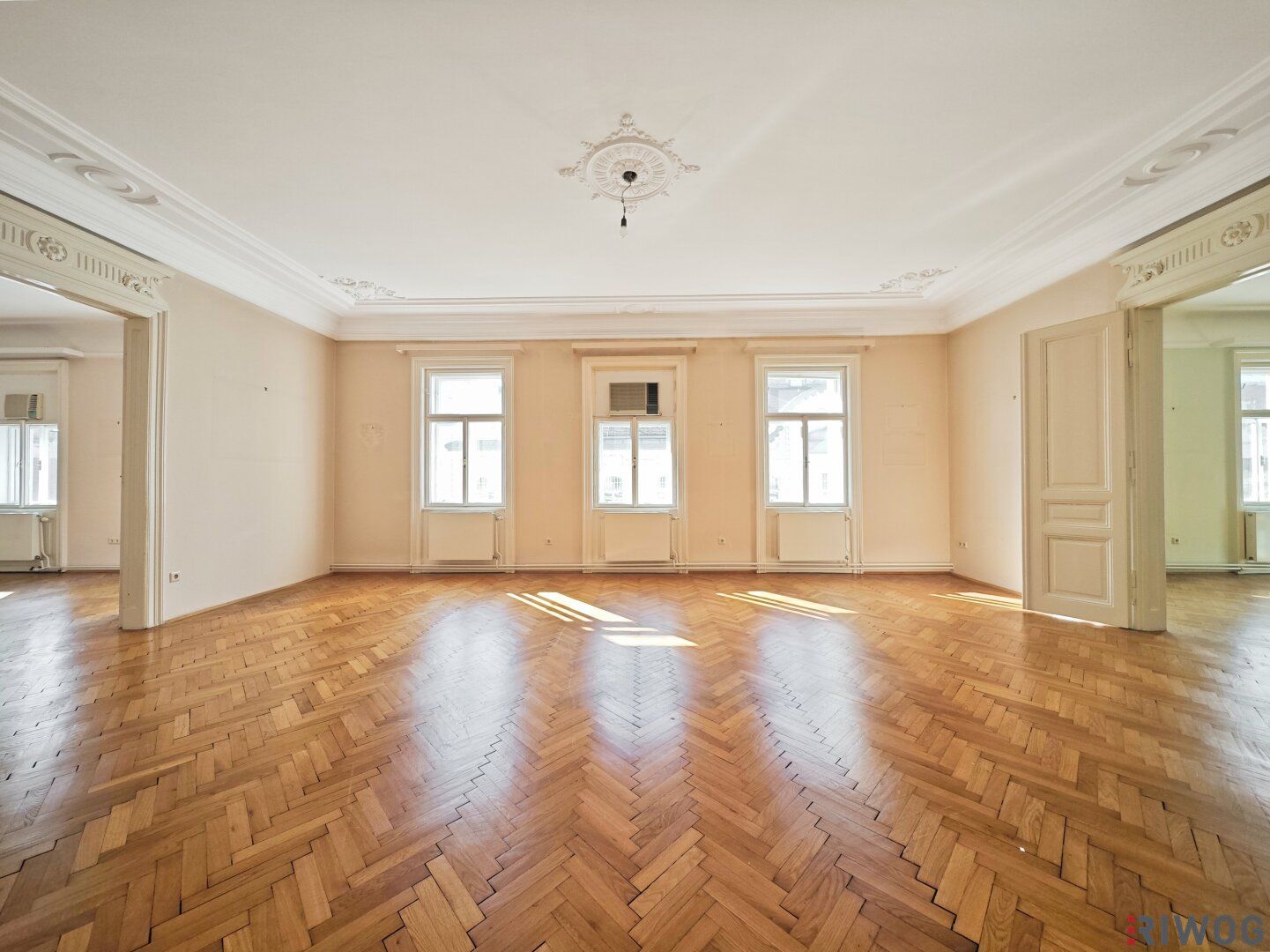 Stilaltbauwohnung mit 45m² Wohnsalon | Nähe Naschmarkt und 1. Bezirk | unbefristet | sehr hell im 4. Liftstock