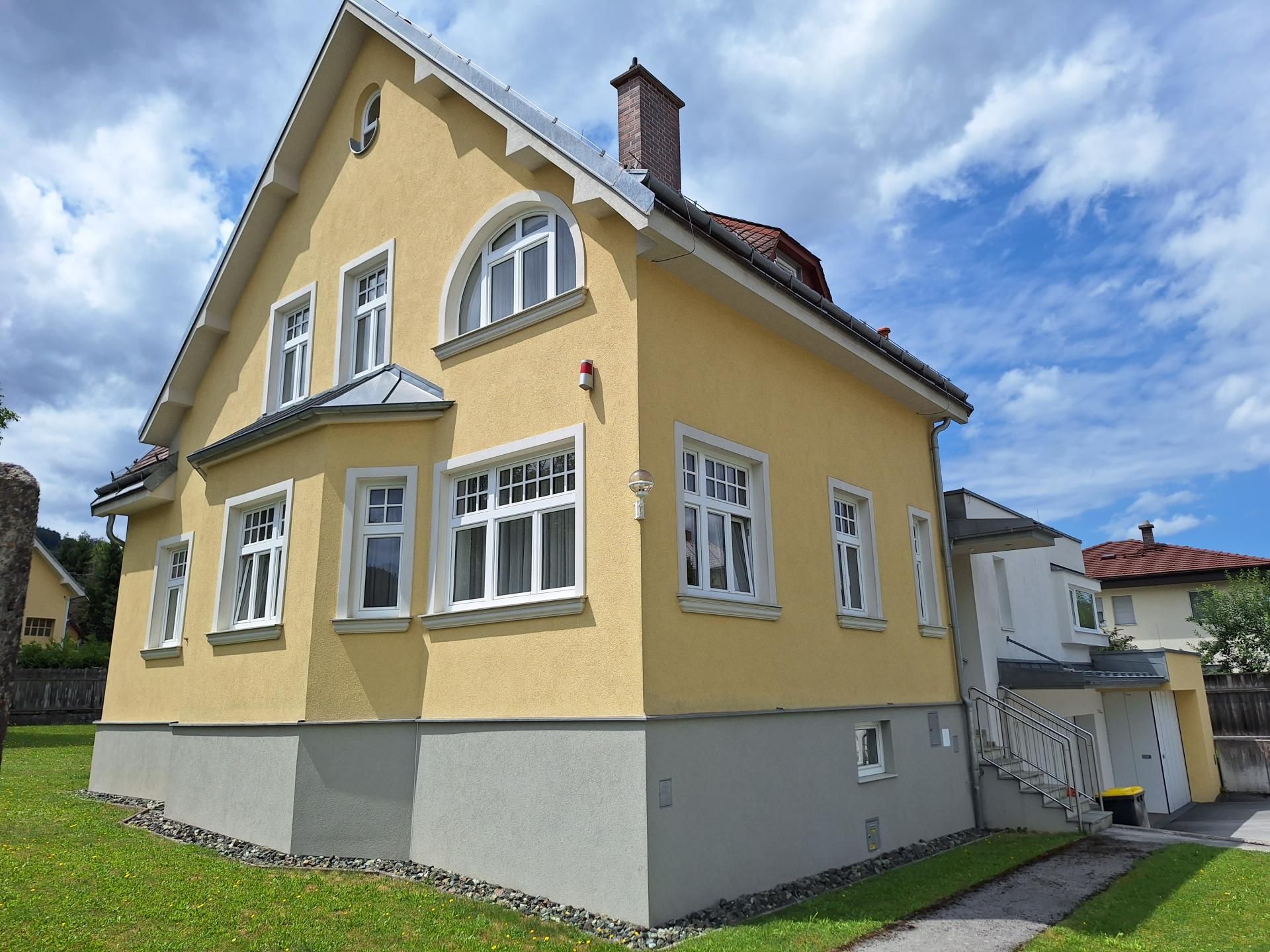 VILLA IN HAINFELD - WOHNEN UND ARBEITEN MÖGLICH