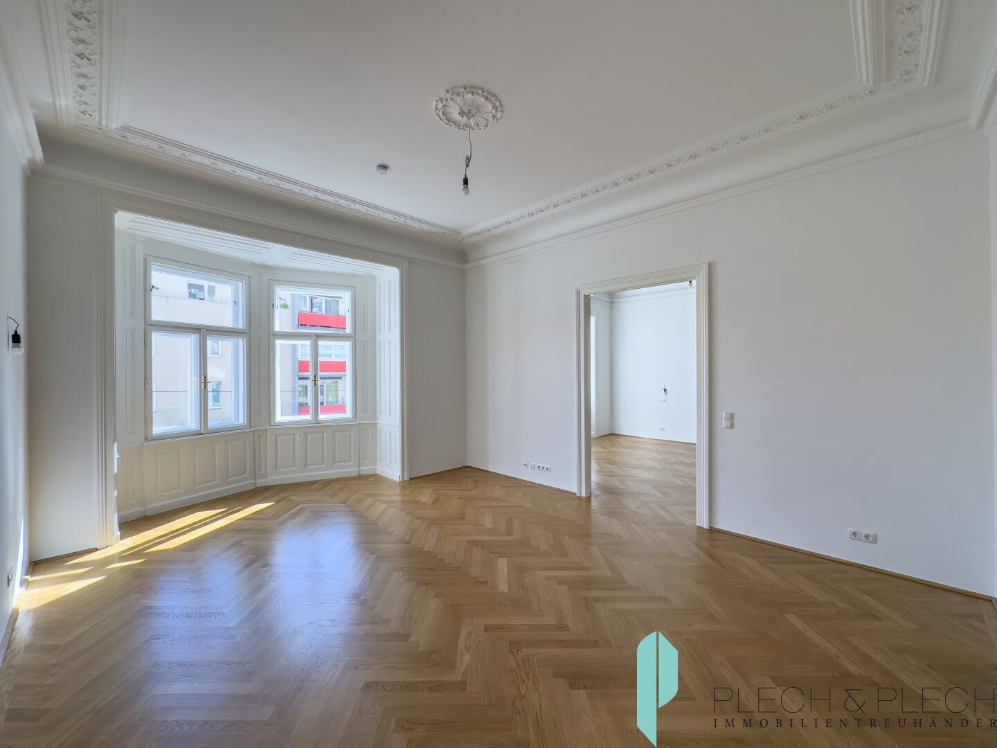 Prachtvolle voll renovierte Altbauwohnung mit Stuck / Attractive apartment in top location