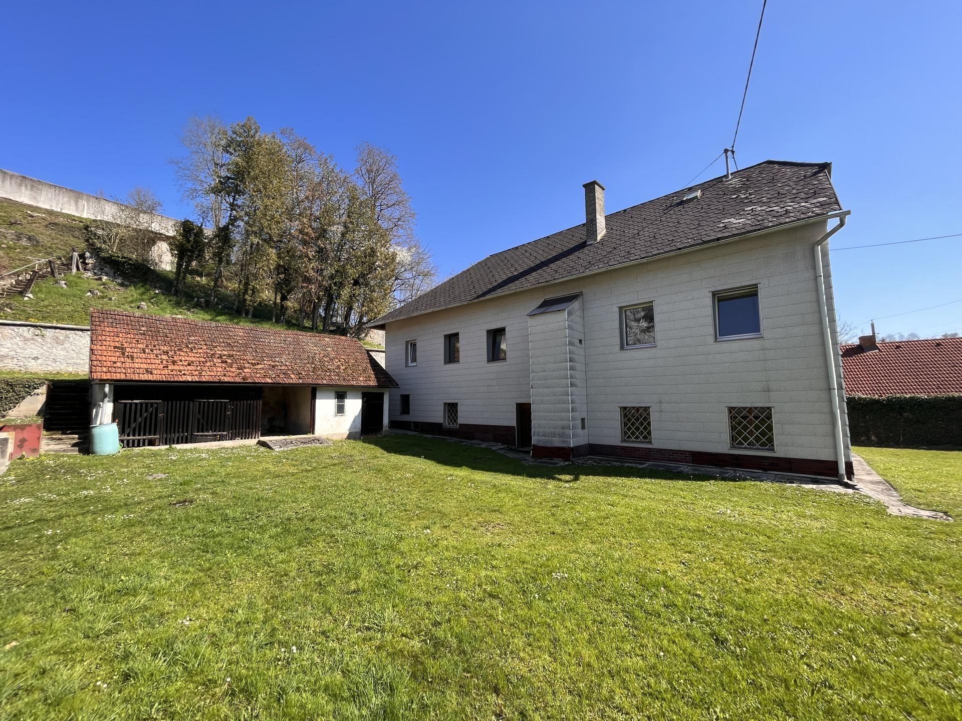 Historisches Haus mit großem Garten