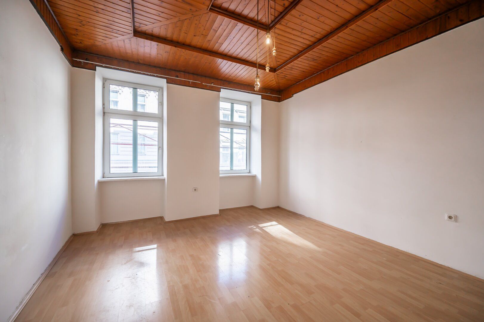 ++Q16++ sanierungsbedürftige 2-Zimmer Altbauwohnung in guter Lage