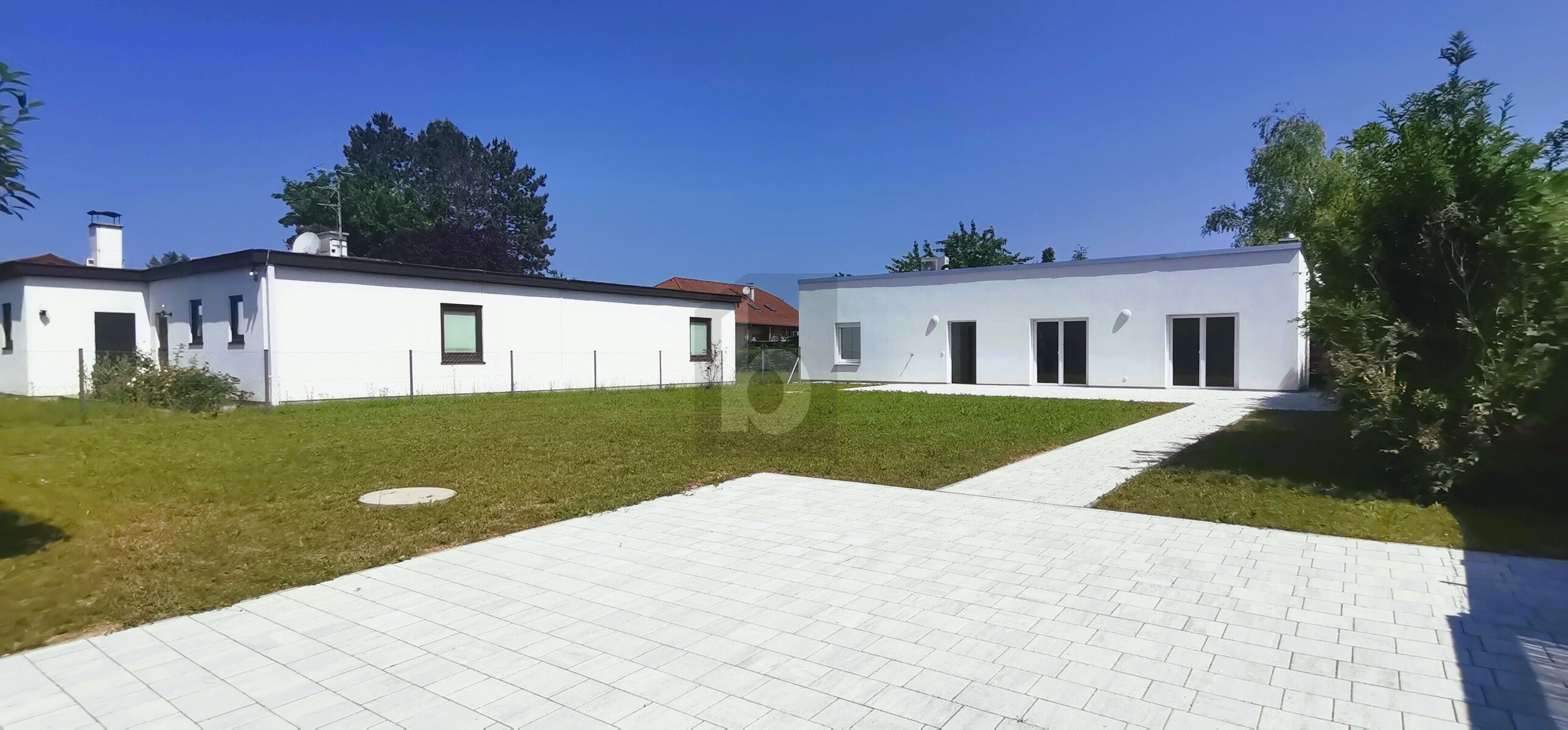 MODERNE KLARHEIT - SÜDSEITIGER GARTEN