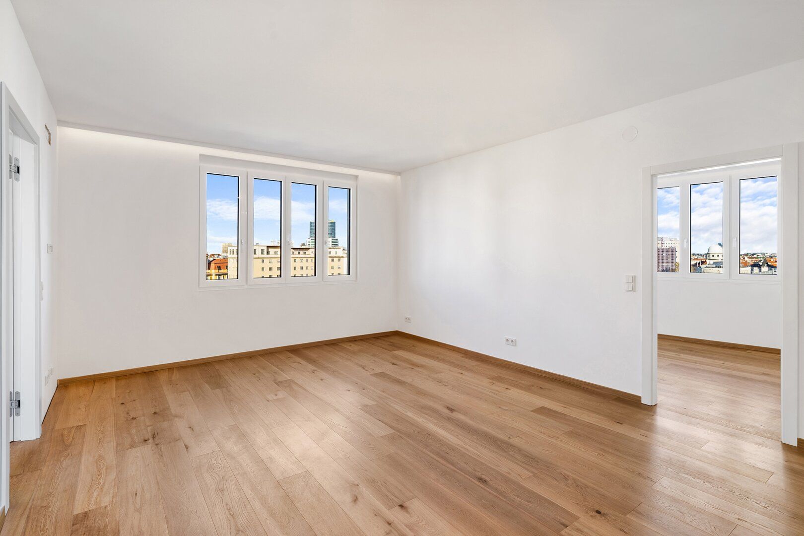 Erstbezug nach Generalsanierung - Helle großzügige 3 Zimmer Loggia-Wohnung mit toller Aussicht