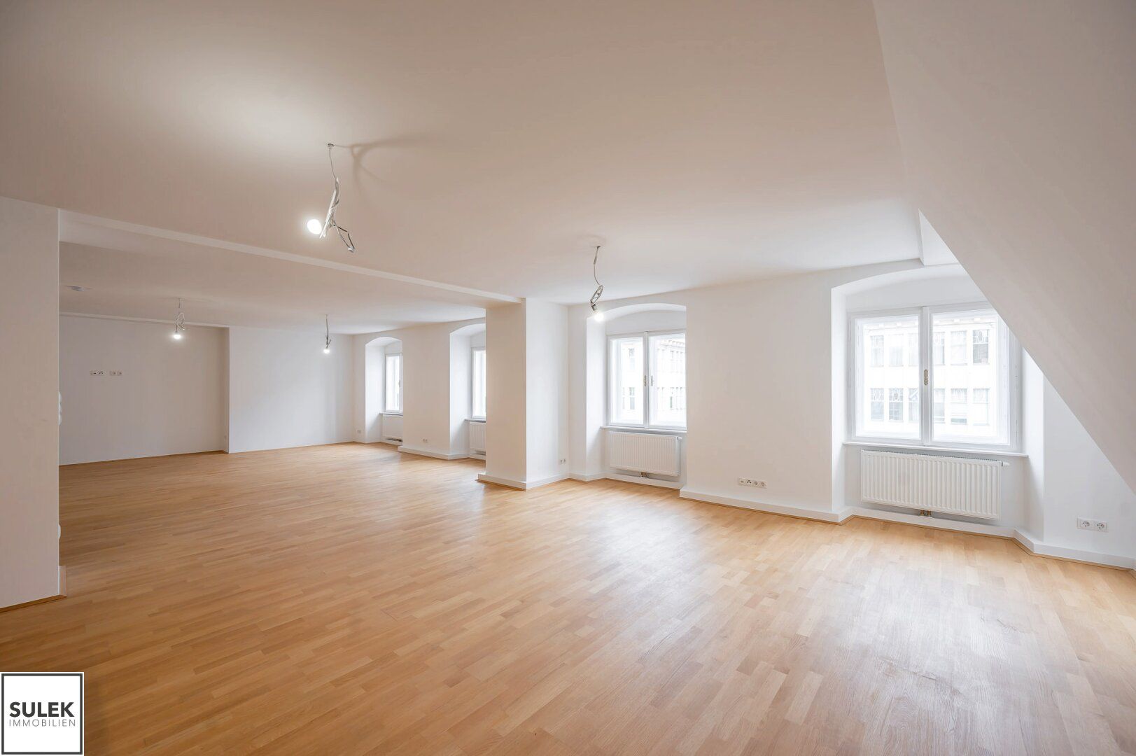 VIDEO-TOUR: traumhafte 3 Zimmer DG-Wohnung mit großem Wohnsalon in Bestlage * mit Blick zum Stephansdom *