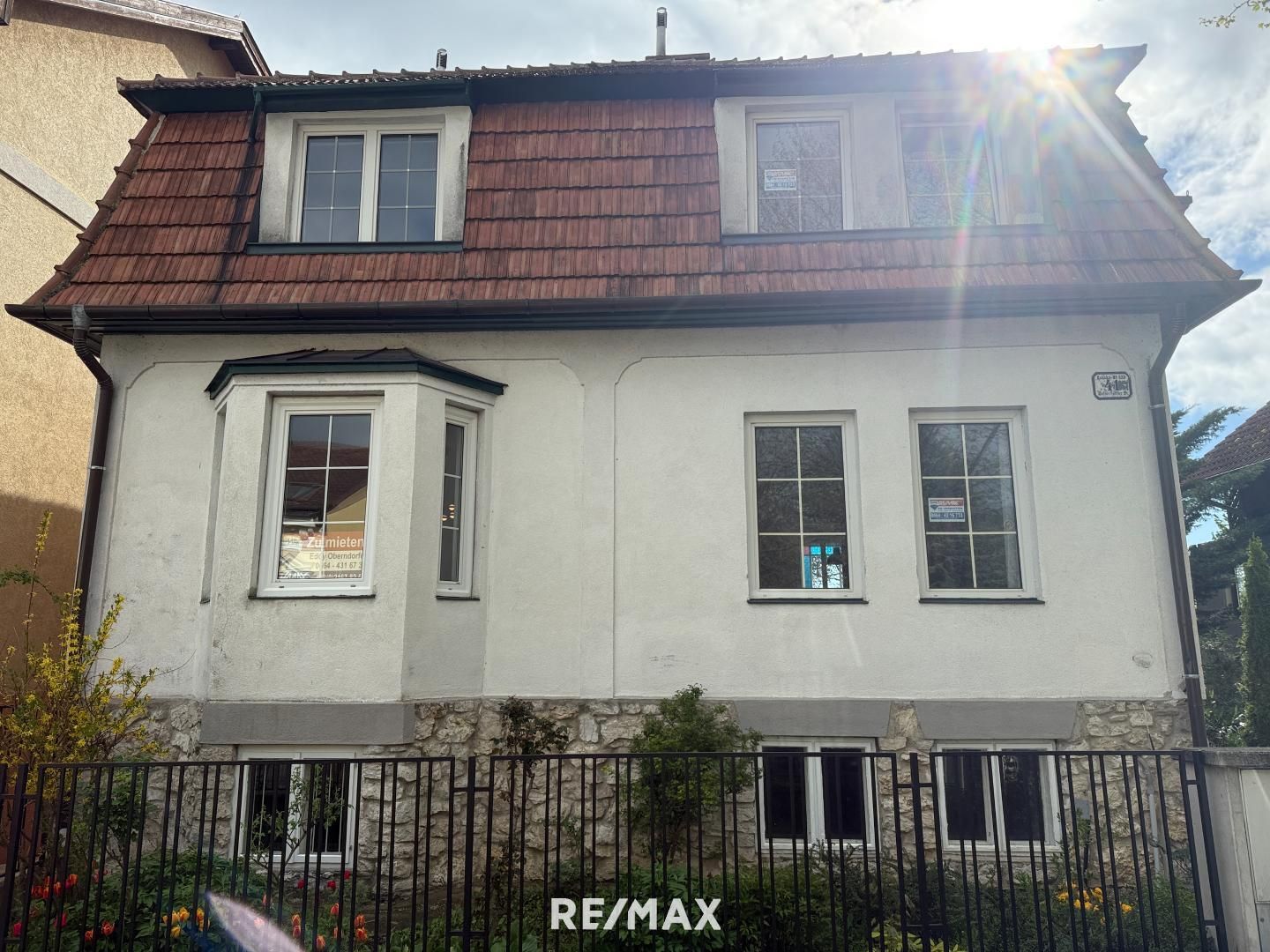 Villa mit zwei getrennt begehbaren Wohneinheiten auf großem Grundstück