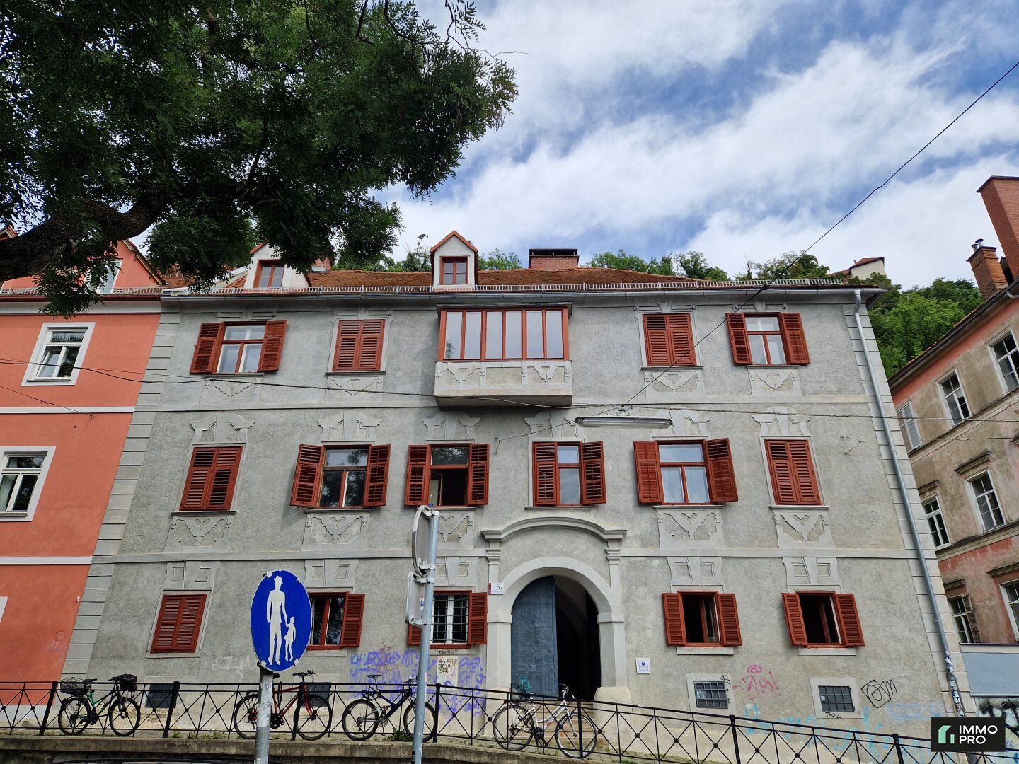 Entzückende Altbauwohnung - zwei Zimmer - in zentraler Lage! Innenstadt!