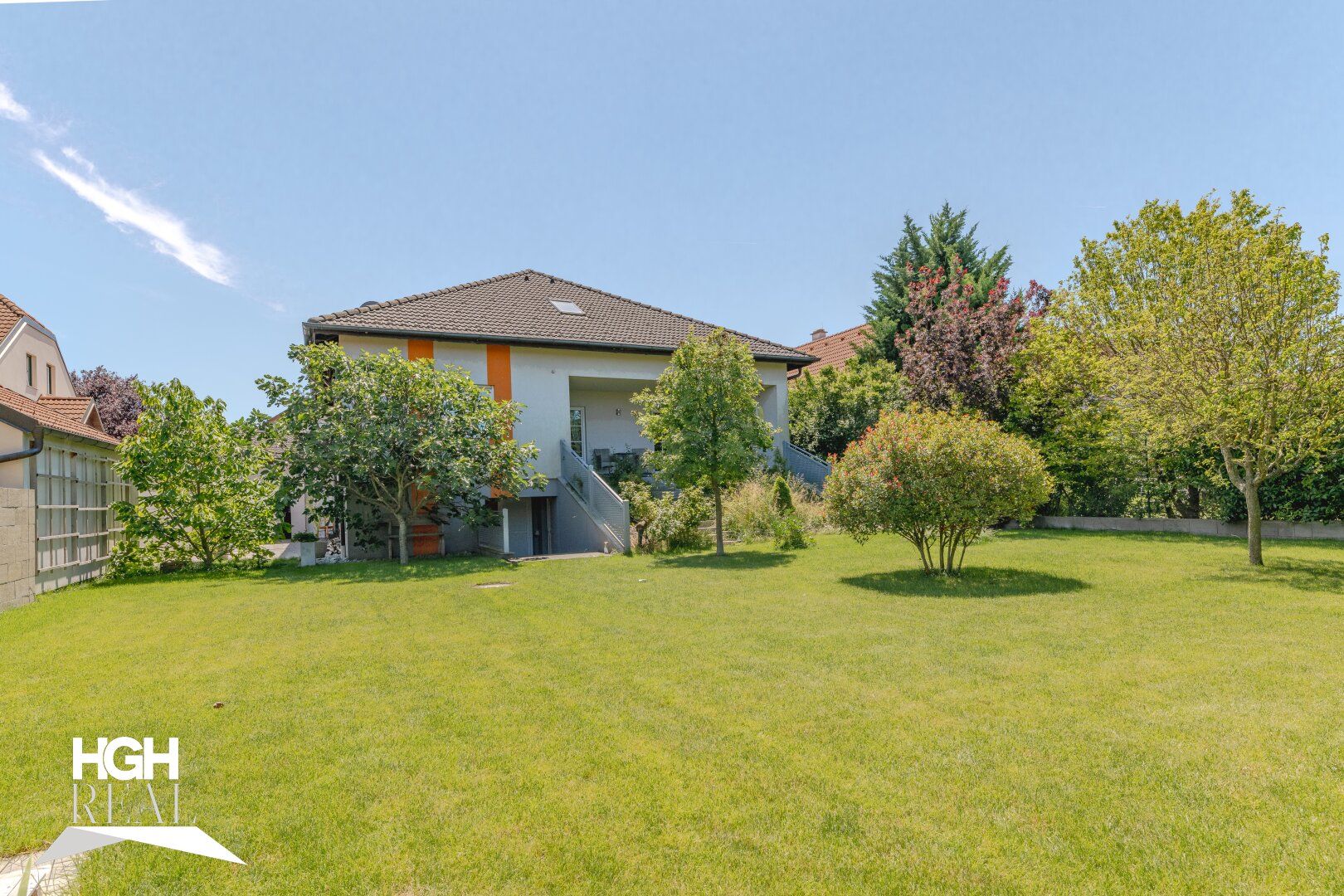 2292 Engelhartstetten bei Hainburg: Wohntraum - Top-ausgestattetes Einfamilienhaus in Grün-Ruhelage mit Terrasse, gepflegtem Garten und 2 Garagen