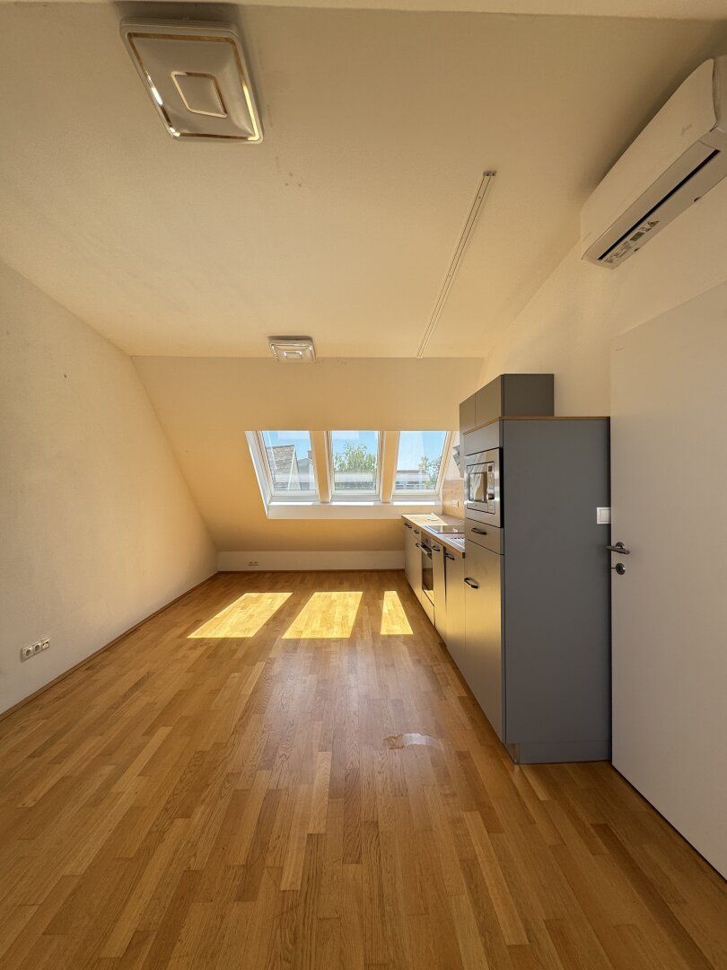 ***Moderne 2-Zimmer-Dachgeschosswohnung mit zwei Balkonen in Ruhelage nahe U1*** - Ansicht 2