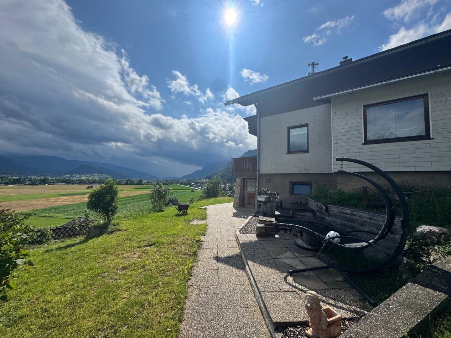Wohnhaus voll unterkellert mit 2 Balkone, Terrasse und 2 Garagen