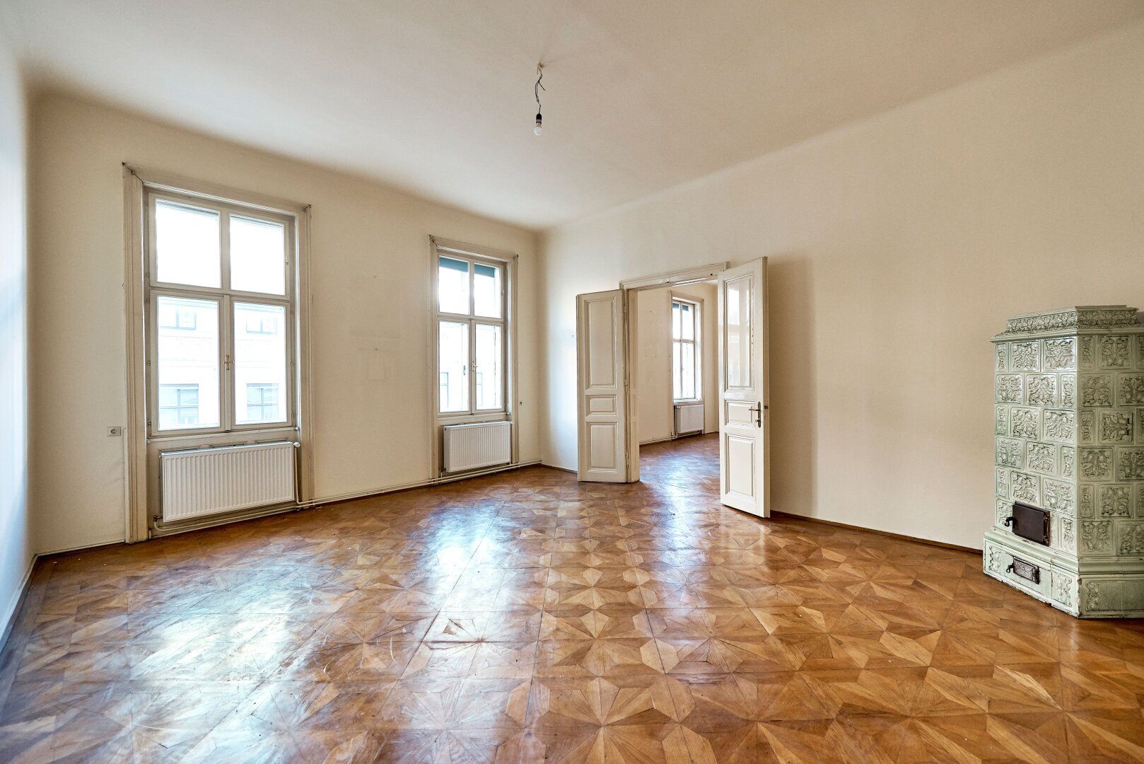 TOP-LAGE beim VOTIVPARK nächst 1. Bezirk! 5-Zimmer-Altbau in Hof- und Straßenlage