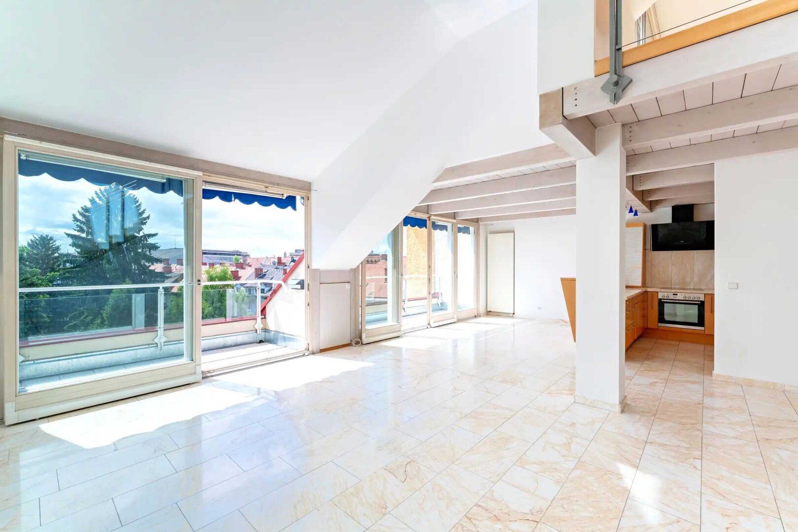 Helle Maisonette-Wohnung mit Süd-Terrasse über den Dächern von St. Leonhard