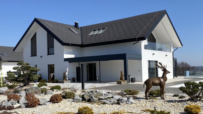 Haupthaus Südost Ansicht mit Steingarten