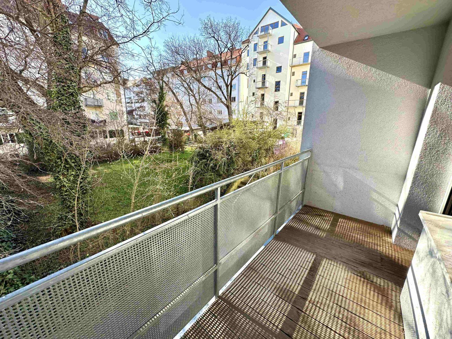 In sanierungbefindliche Idealgeschnittene 4-Zimmer-Wohnung mit zwei sonnigen Balkonen in der Pappenheimgasse im Grazer Bestbezirk St. Leonhard - Wohnen in St. Leonhard!