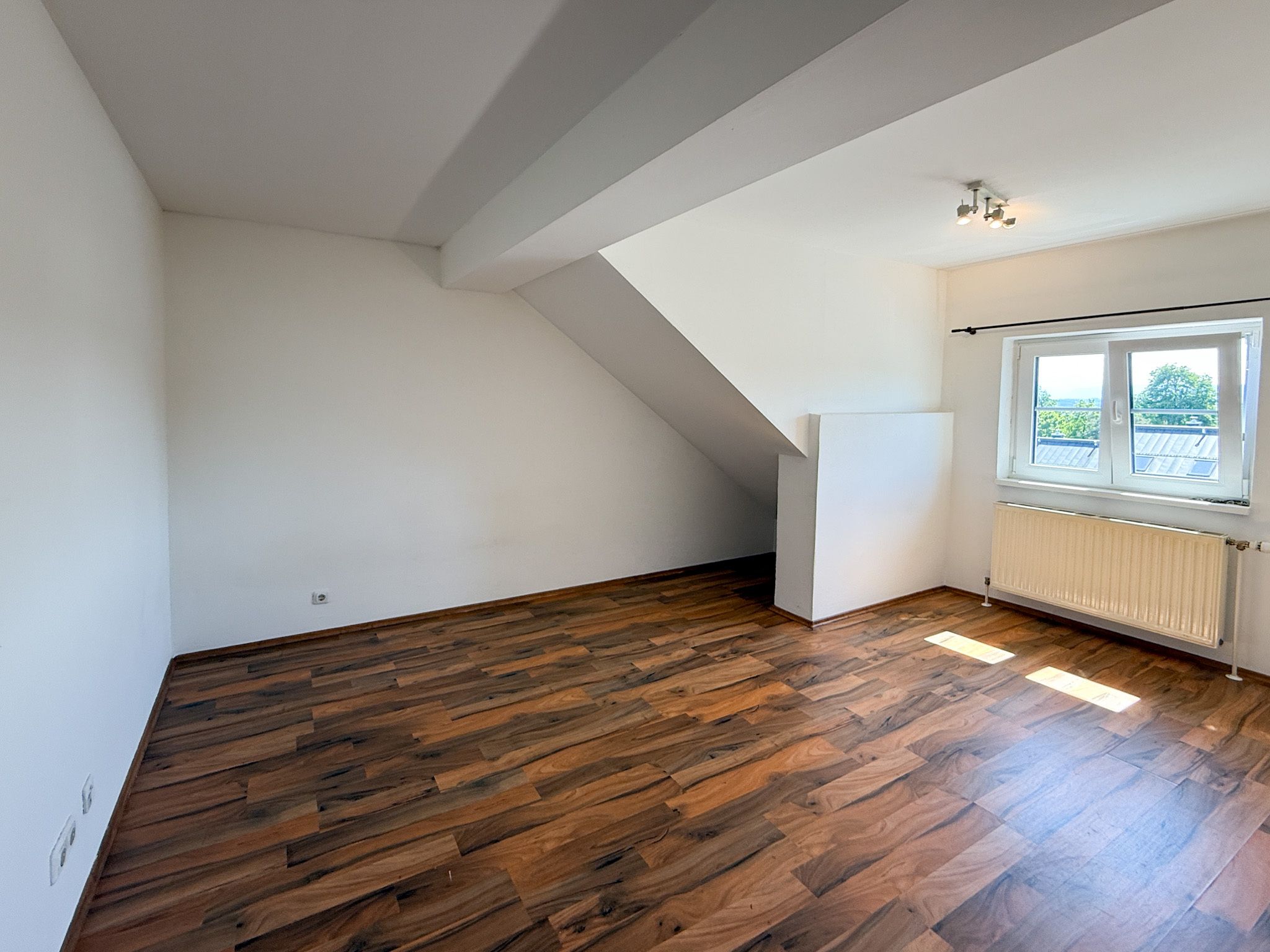Ruhige Lage im Grünen: Singlewohnung mit Parkplatz ab Juli zu vermieten!