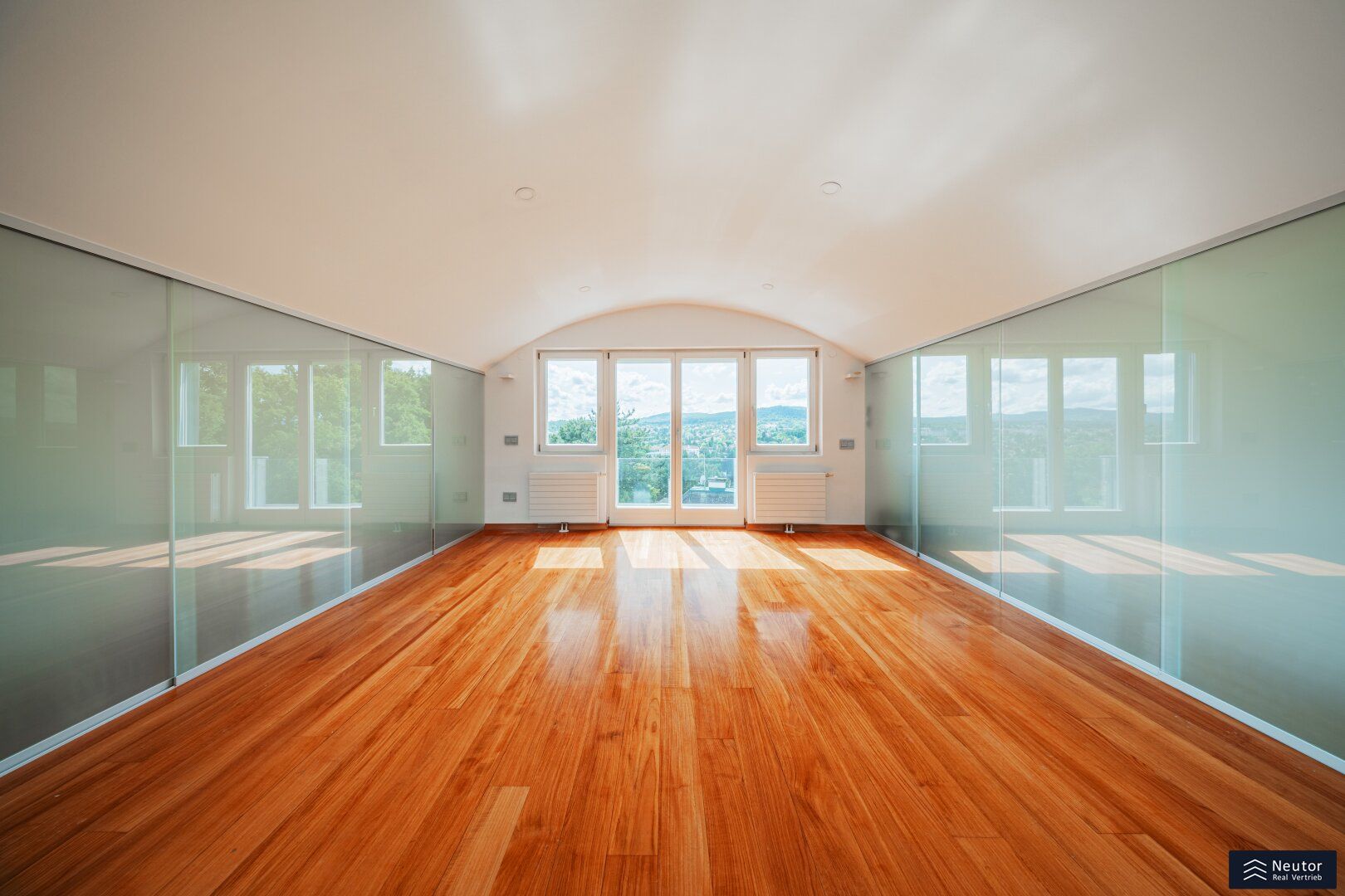 EXKLUSIVES UND MODERNES HAUS AM KÜNIGLBERG DIREKT AUF 3 EBENEN - DOPPELGARAGE ELEKTROLADESÄULE - 4 SCHLAFZIMMER - KLIMA - SAUNA - TERRASSEN - GARTEN - FERNBLICK
