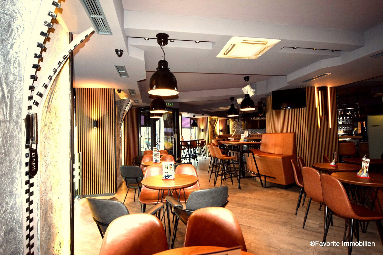 Perfektes & gut laufendes Gastro Lokal, Bar, Lounge in guter Lage: 130m² + 2 große Schanigarten + 117 m² Wohnung, in U-Bahn-Nähe! - Ansicht 4