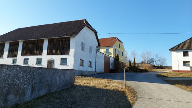 Ansicht Haus und Wirtschaftsgebäude