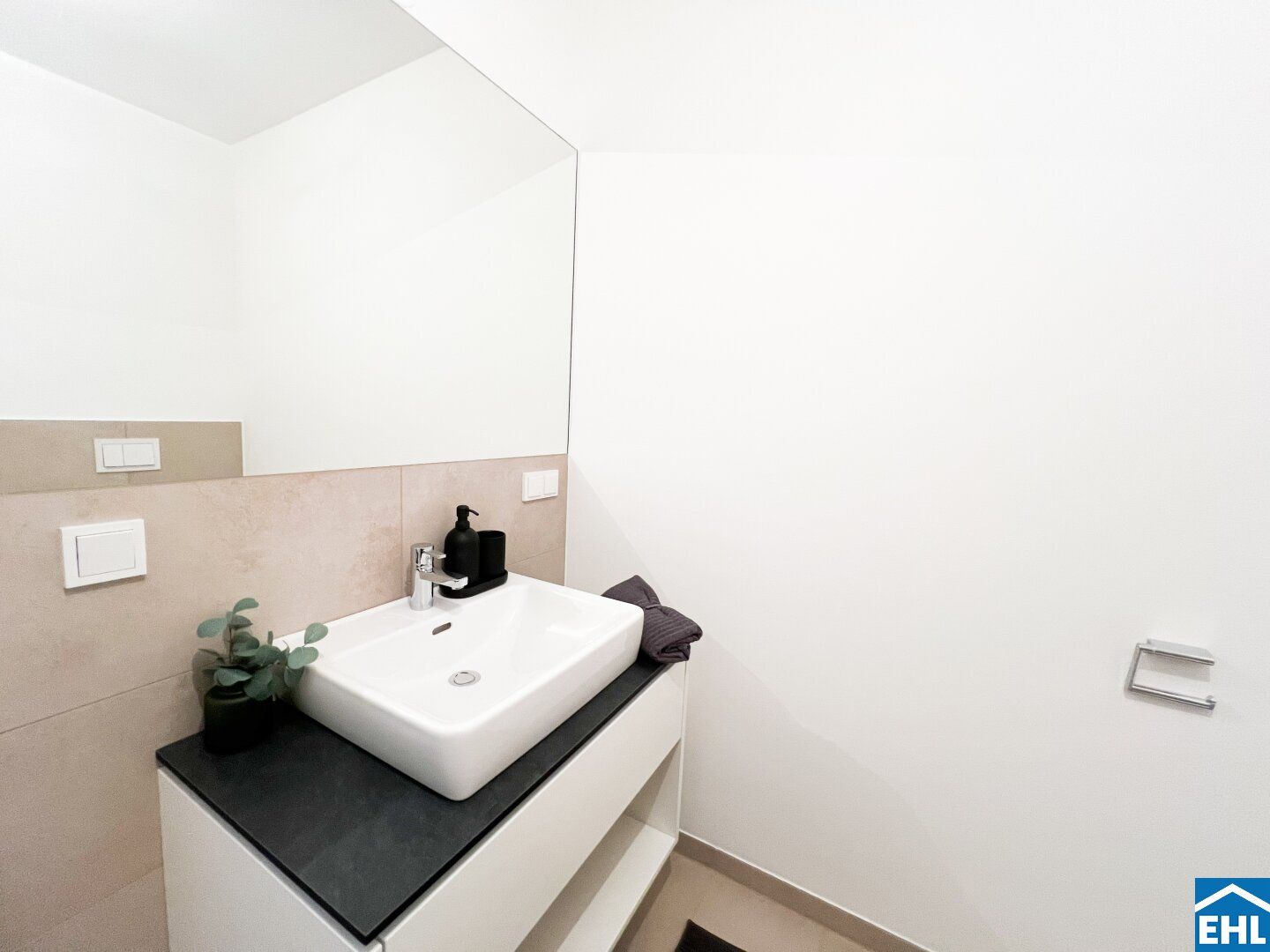 Geräumige 2-Zimmer-Wohnung mit Loggia und Einbauküche - Urbaner Wohnkomfort im High Five ab 01. Juni 2025!