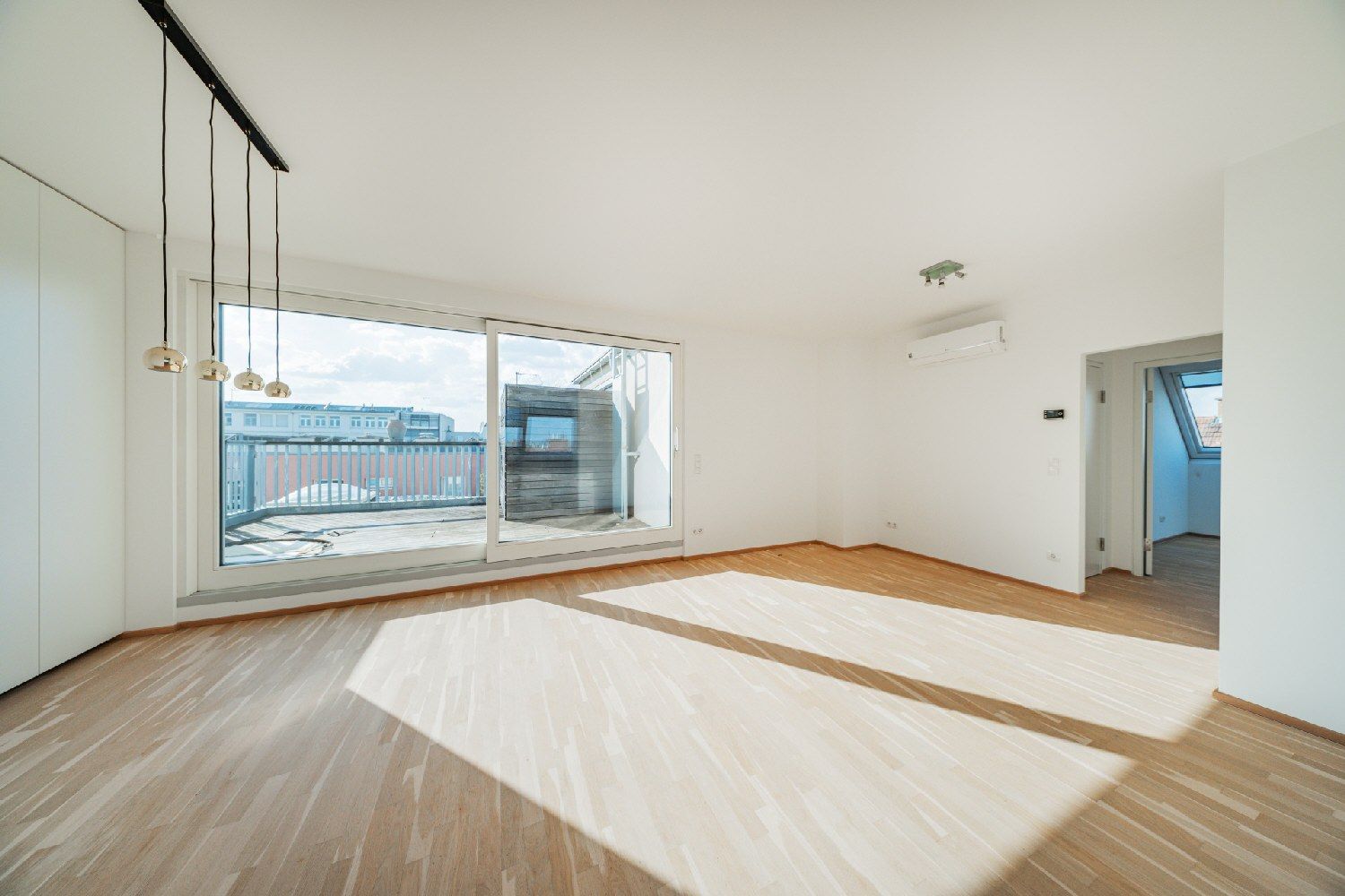 Sehr helle und klimatisierte DG Wohnung mit schöner Terrasse und Fernblick!!!