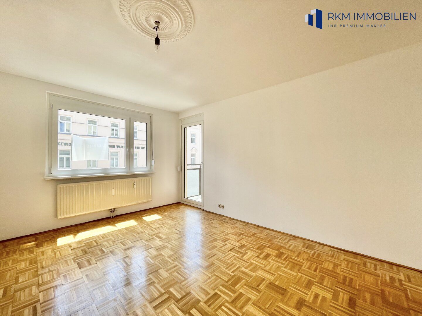 Vollrenovierte 2-Zimmer-Wohnung mit Loggia in zentraler Lage - Jetzt zugreifen!