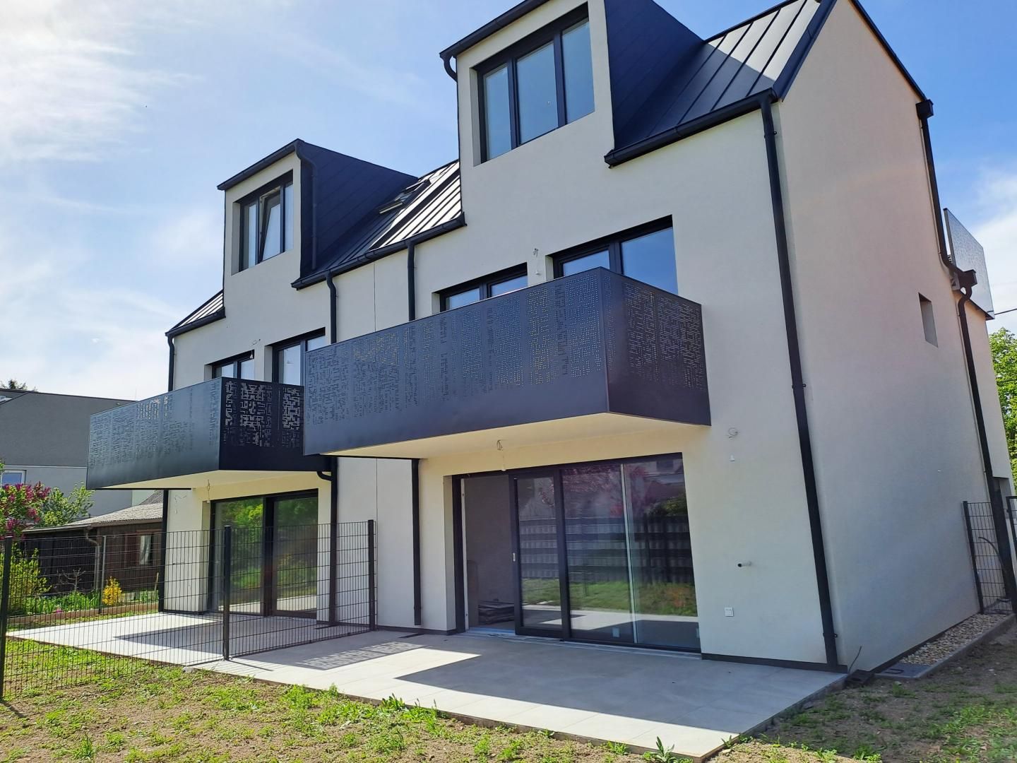 TOLLES FAMILIENHAUS - GROSSZÜGIGE DOPPELHAUSHÄLFTE - GRÜNRUHELAGE - VOLL UNTERKELLERT
