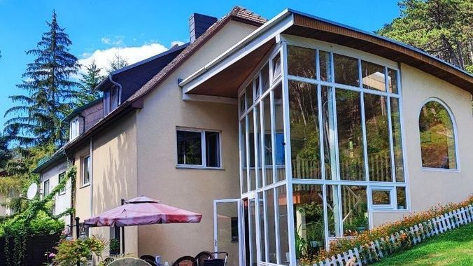Haus mit Terrasse und Wintergarten