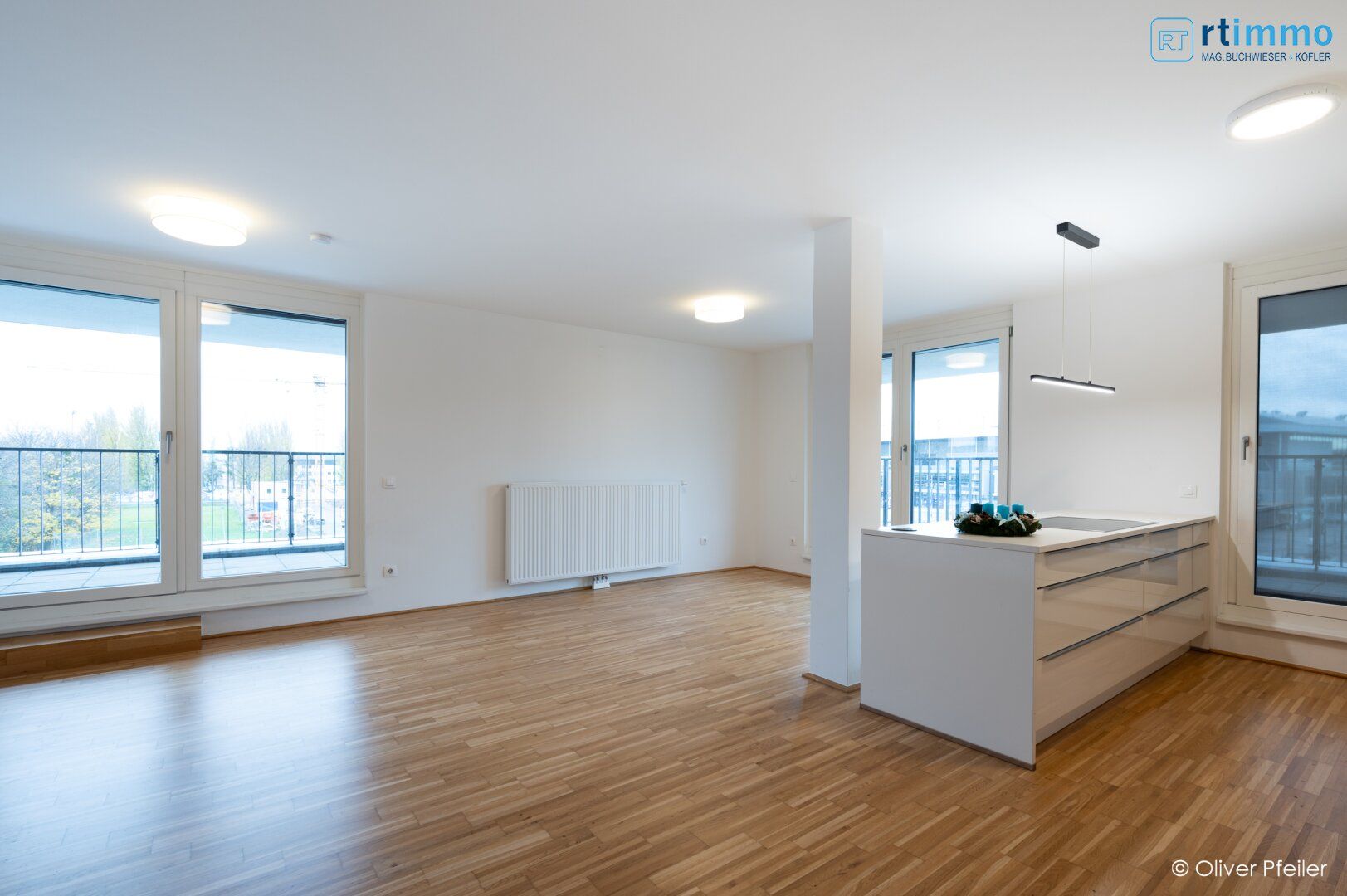 NEUER PREIS - 4 ZIMMER ECKWOHNUNG MIT RIESIGEM BALKON + GARAGENPLATZ- U1 NÄHE