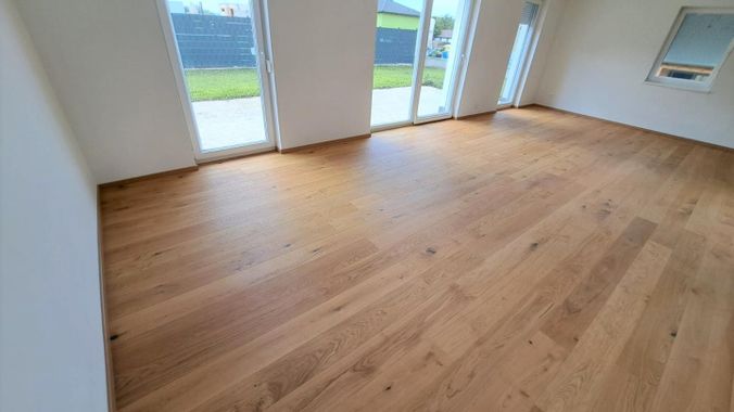 Wohn- und Esszimmer mit Zugang zur Terrasse