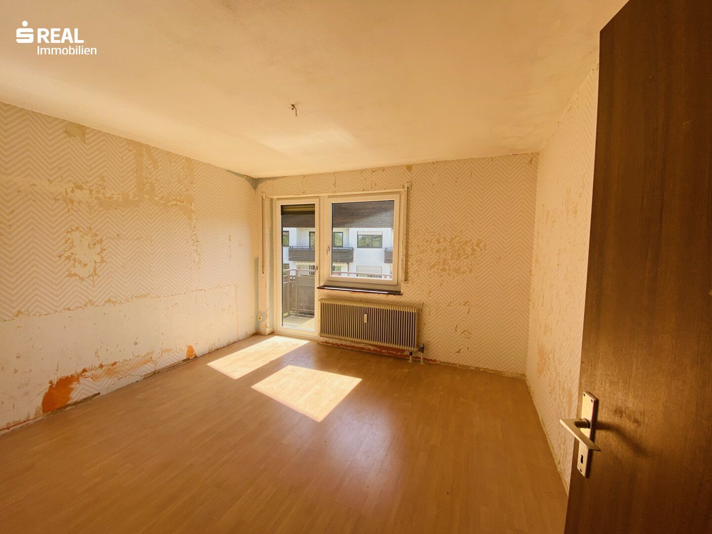 Sanierungsbedürftige 4-Zimmer-Wohnung mit zwei Balkonen in ruhiger Lage
